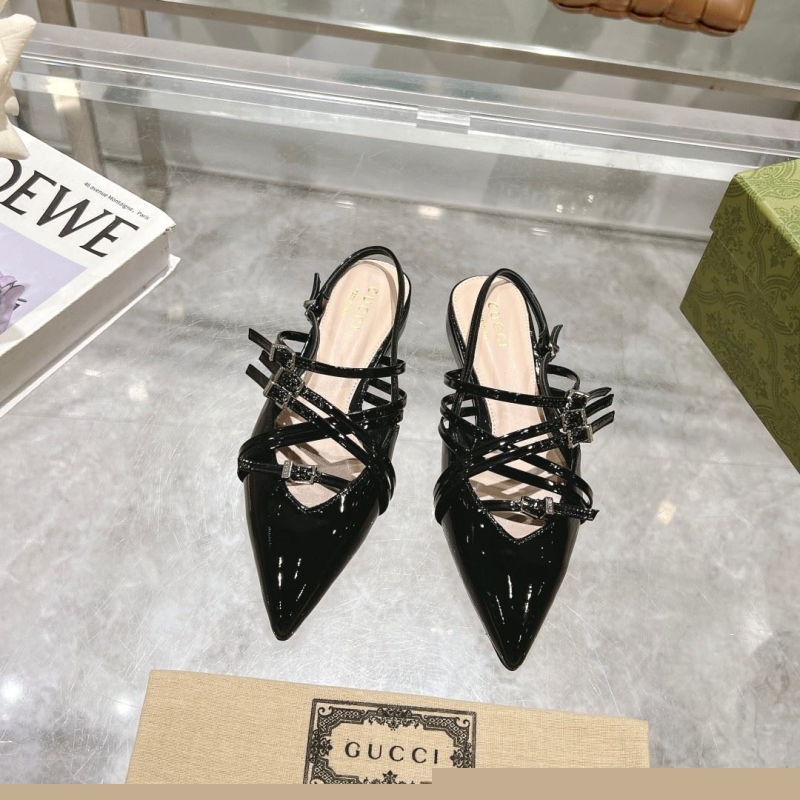 G*u*i sandals